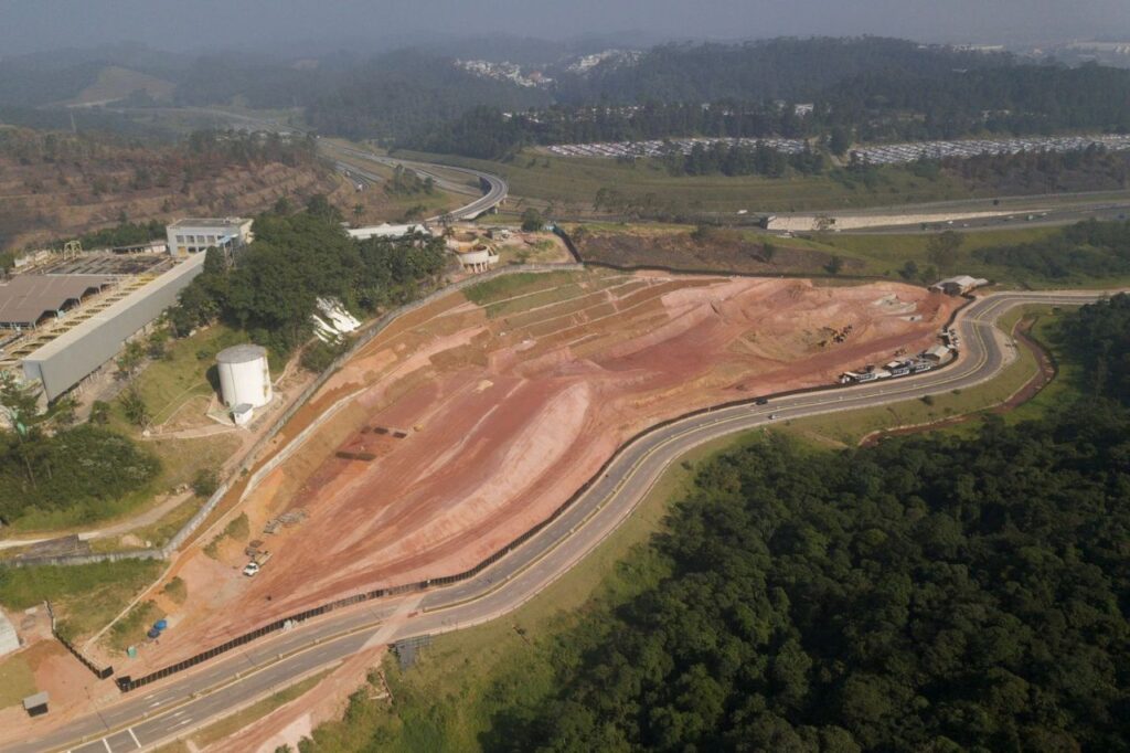 Prefeito Orlando Morando vistoria avanço das obras de moradia no Monte Sião e Silvina Audi