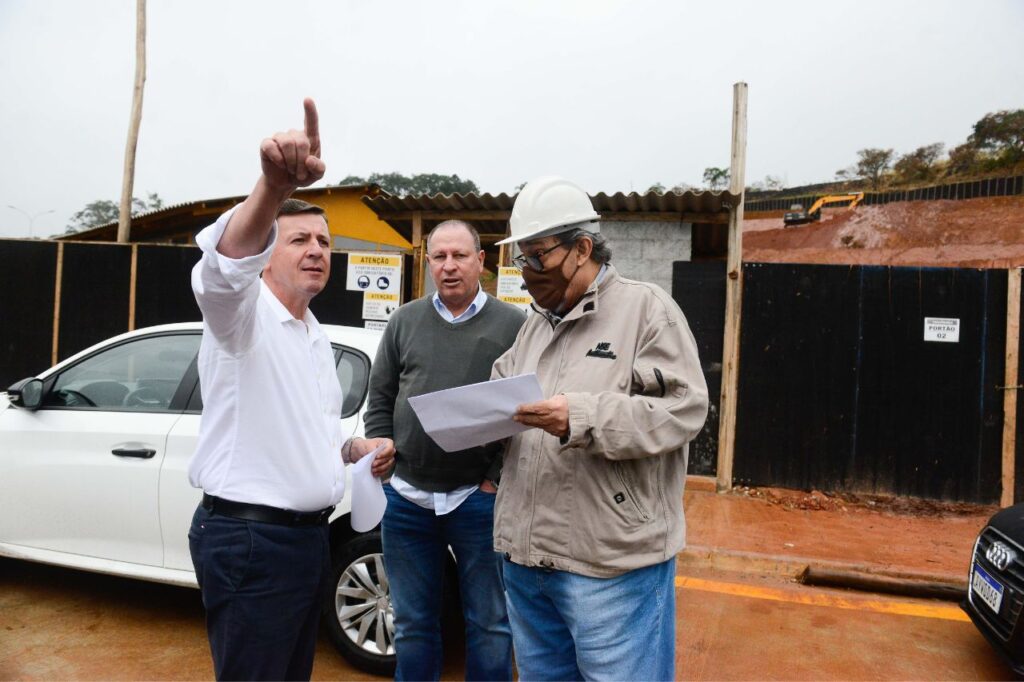 Prefeito Orlando Morando vistoria avanço das obras de moradia no Monte Sião e Silvina Audi