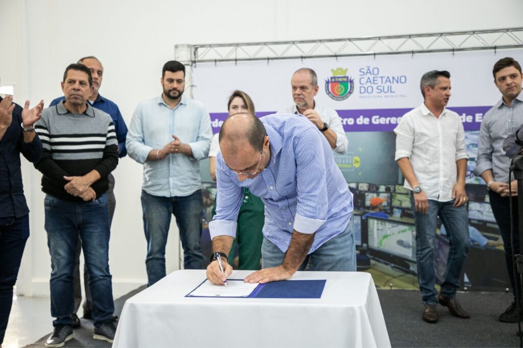 Auricchio assina Ordem de Serviço para a ampliação do Centro de Gerenciamento de Emergências 1 Auricchio assina Ordem de Serviço para a ampliação do Centro de Gerenciamento de Emergências