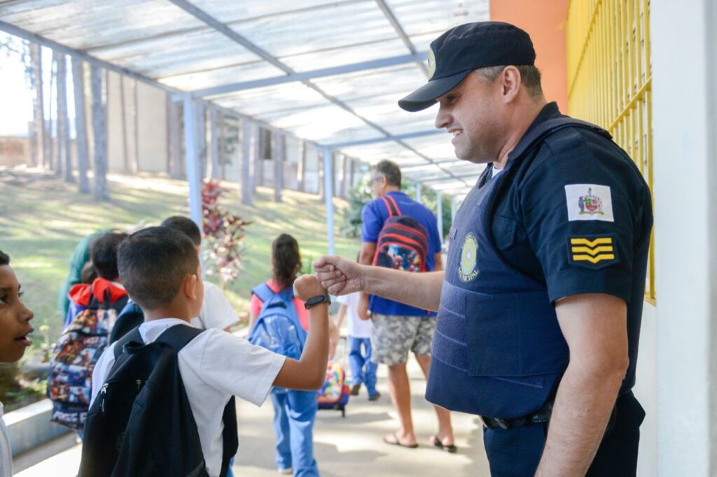 Prefeito Orlando Morando sanciona lei que torna obrigatória presença da GCM nas escolas municipais 1 Prefeito Orlando Morando sanciona lei que torna obrigatória presença da GCM nas escolas municipais